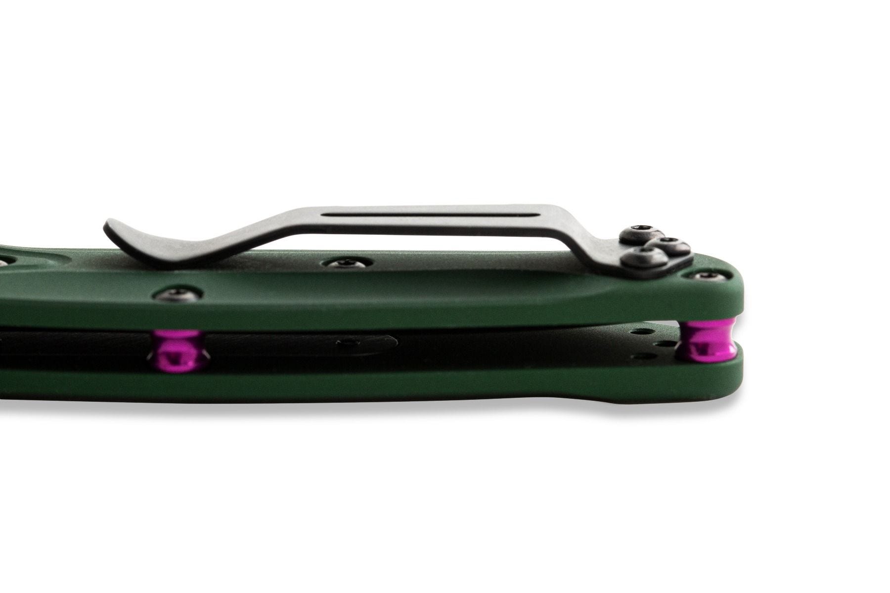 Benchmade 945 Mini Osborne Osborne-knivarna kännetecknas av sina strömlinjeformade former och ergonomiska grepp, vilket ger ett bekvämt och säker grepp.