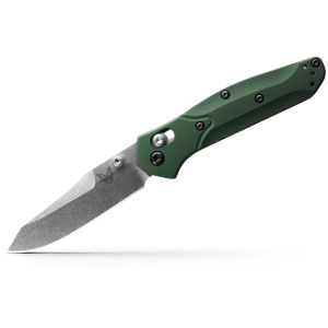 Benchmade 945 Mini Osborne Osborne-knivarna kännetecknas av sina strömlinjeformade former och ergonomiska grepp, vilket ger ett bekvämt och säker grepp.