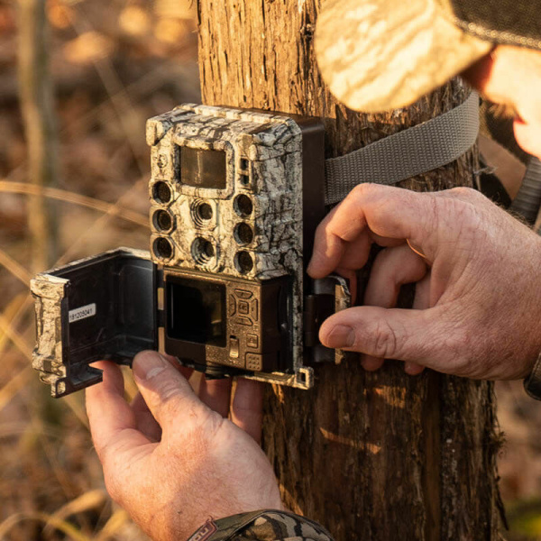 Bushnell Core DS-4K är bushnells toppmodell med dubbla sensorer och osynlig IR. Bildkvalitet i toppklass! Ej trådlös bildöverföring, lagrar endast på kort!