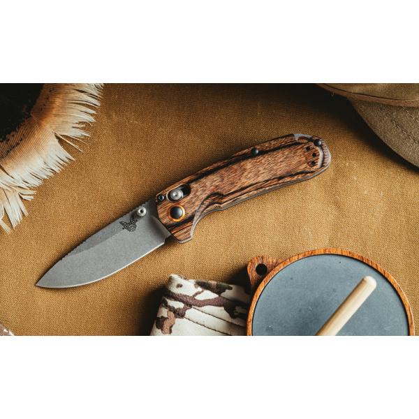 Benchmade 15032 North Fork en kraftfull specialdesignad fällkniv som kombinerar funktionaliteten hos en jaktkniv med mångsidigheten hos en EDC kniv