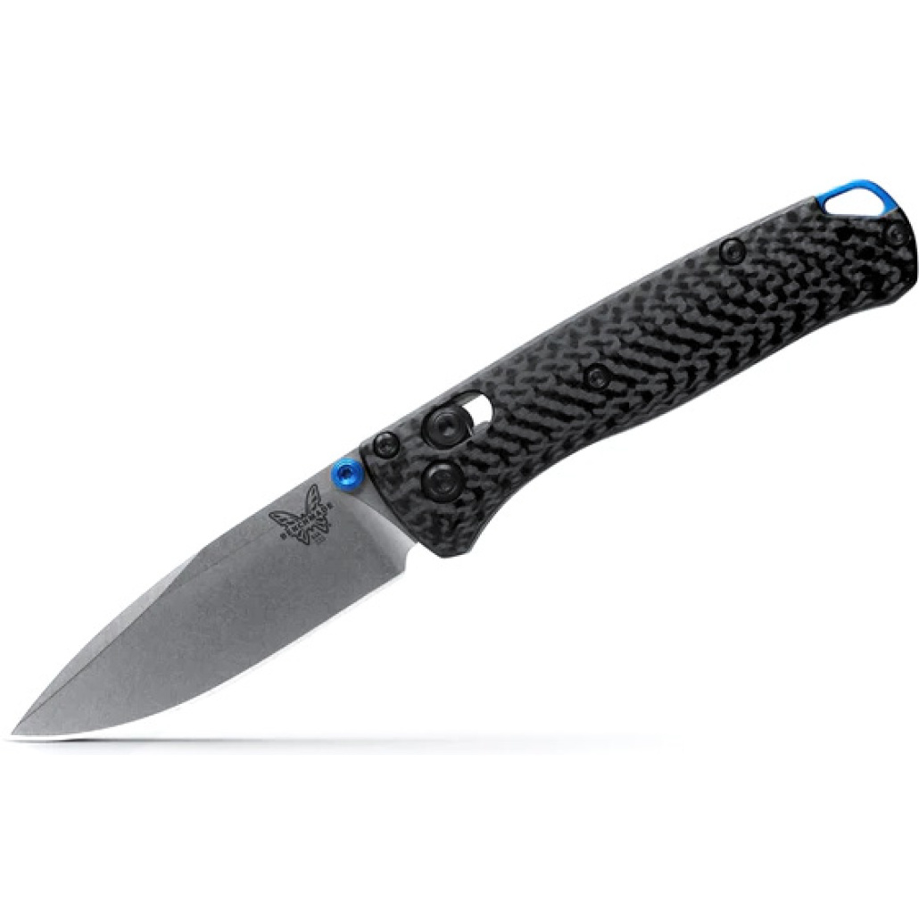 Benchmade 533-3 Mini Bugout har ett oslagbart CPM-S90V superstål och ett fräst kolfiberhandtag med en blå eloxerad back-spacer. Made in USA!