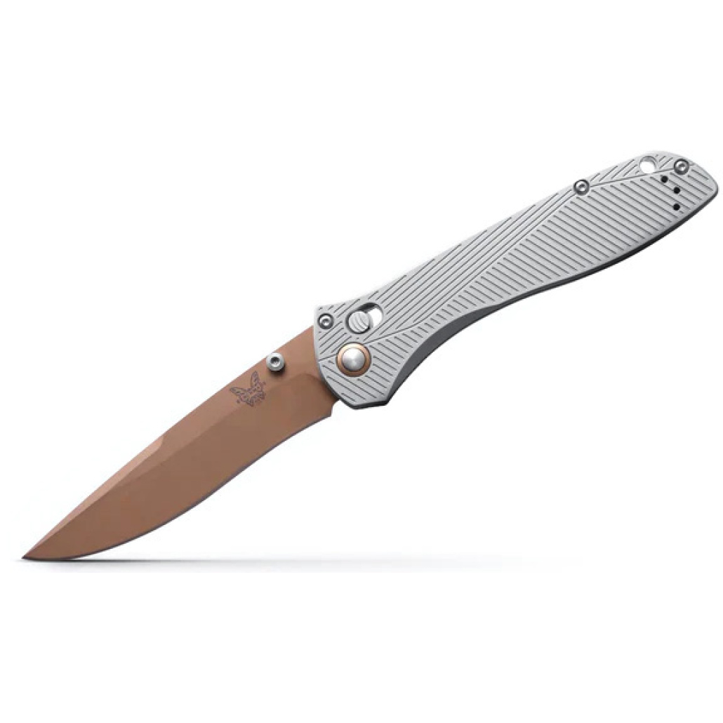 Benchmade 710FE-24 Seven Ten Passa på tillfället! En jubileumsvariant, inspirerad av dess ursprungliga designers, McHenry och Williams.