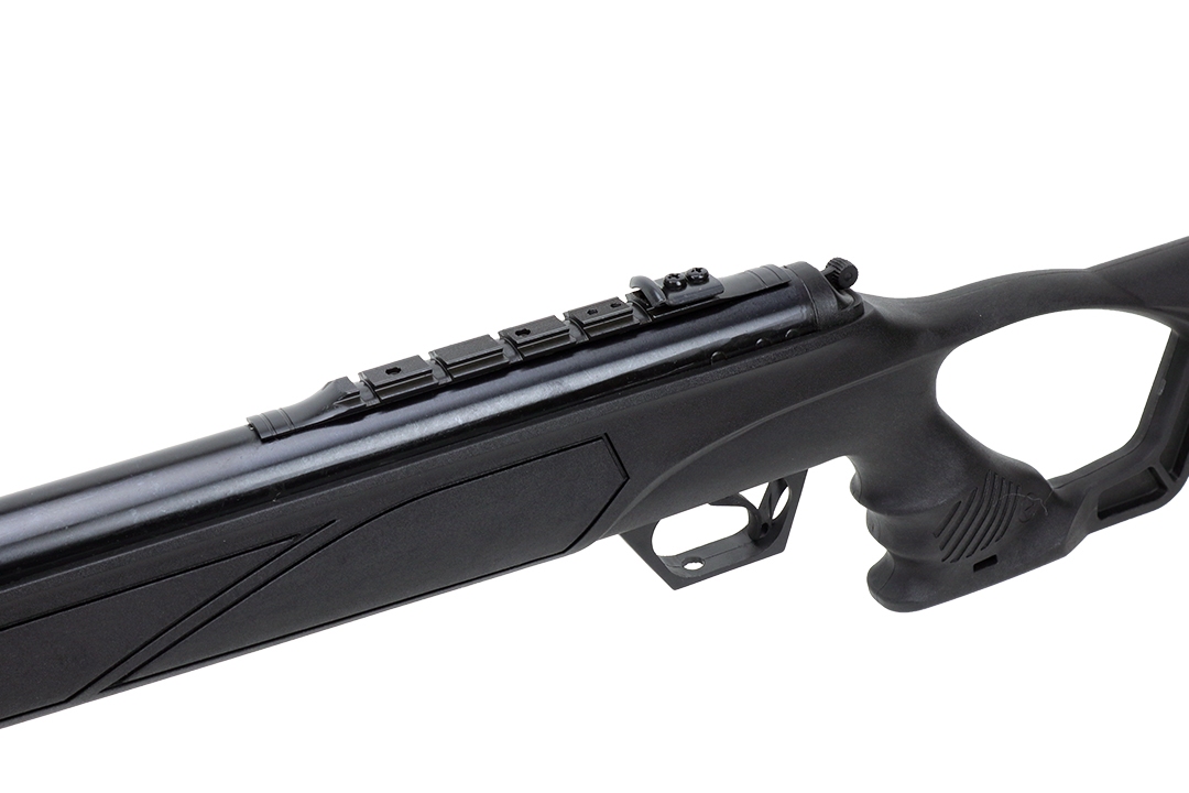 Hatsan 125 PRO .25 klassiskt brytgevär med en svart polymer kolv, ergonomiskt pistolgrepp, mjuk bakkappa. Geväret bygger på Hatsan´s magnum cylinder!