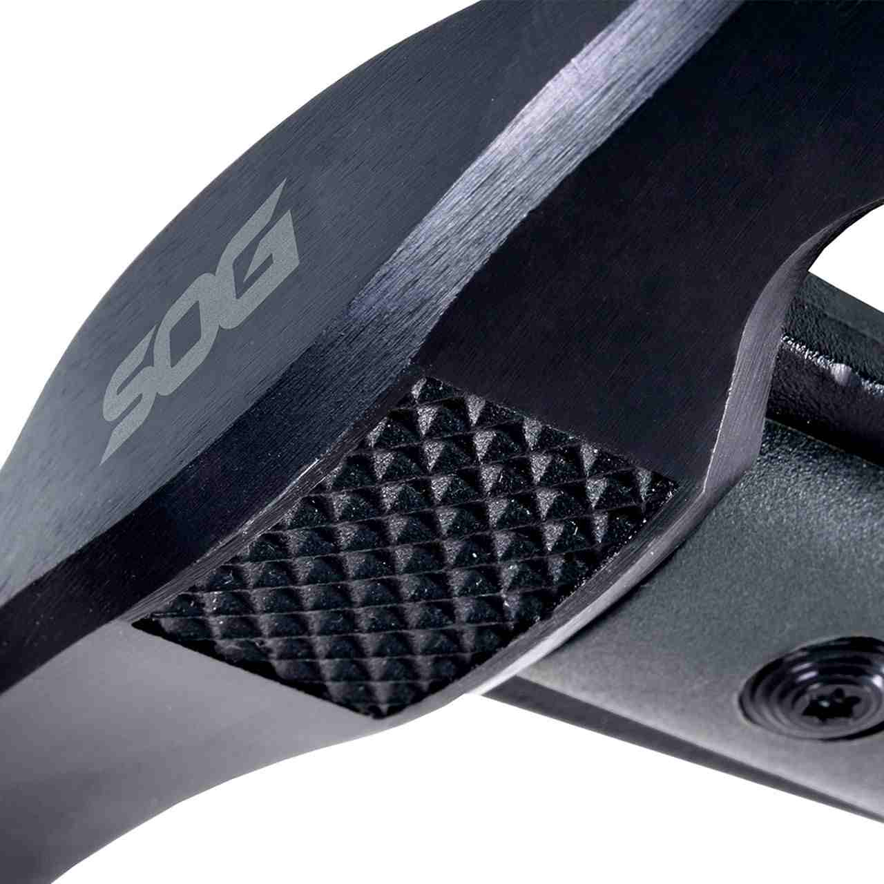 SOG Professional Tactical Tomahawk är baserad på Vietnam Tomahawk, Buren i ett nylonhölje är detta ett universalverktyg för den moderna människan.