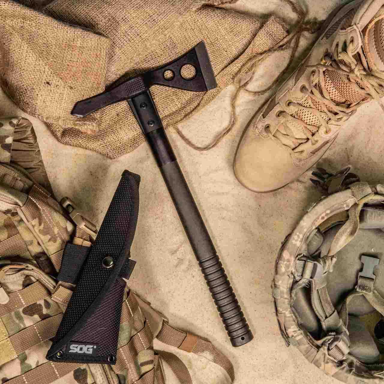 SOG Professional Tactical Tomahawk är baserad på Vietnam Tomahawk, Buren i ett nylonhölje är detta ett universalverktyg för den moderna människan.
