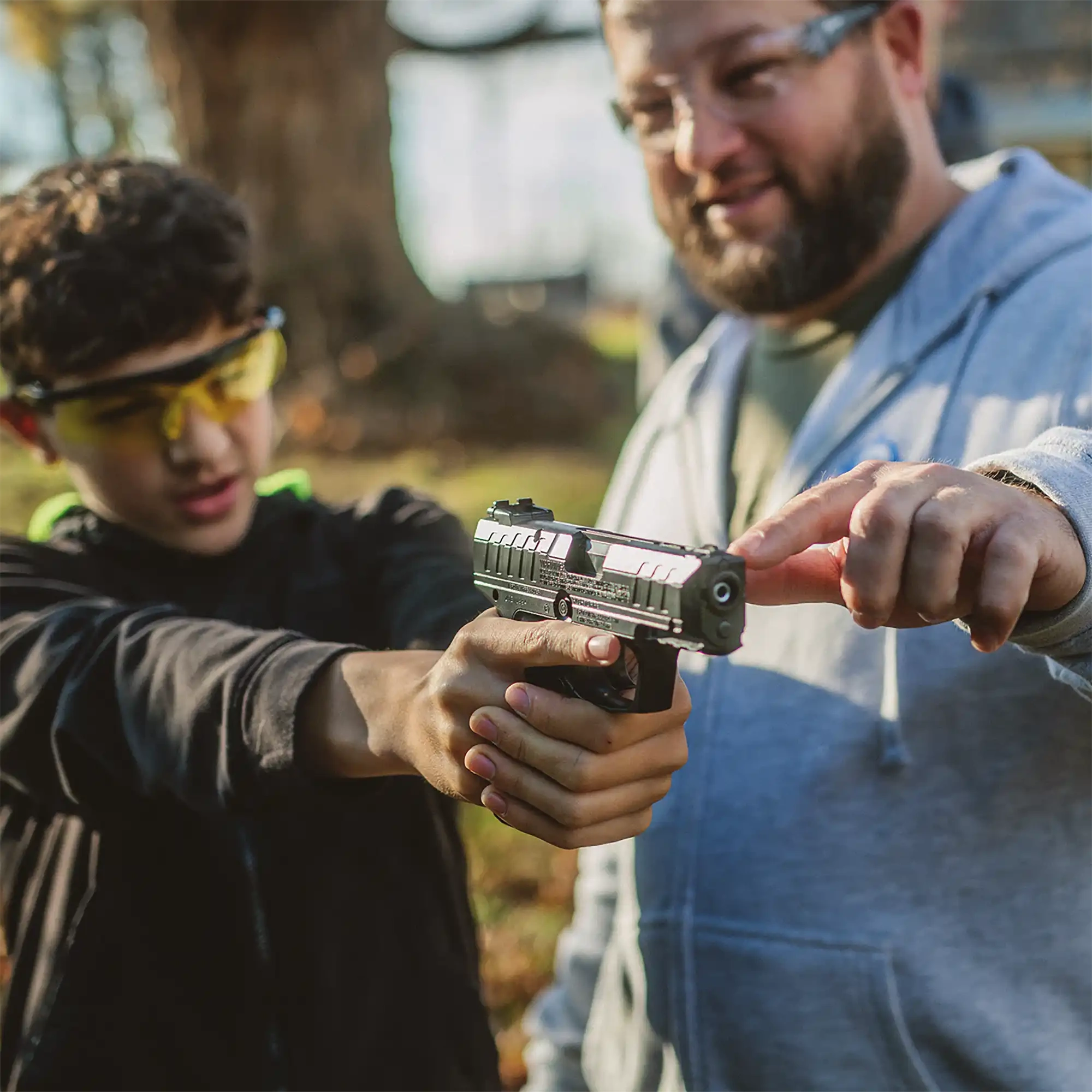 Daisy Model 426 Powerline Co2 BB´s En trevlig luftpistol för nybörjare eller lite yngre skyttar, pålitlig enkel konstruktion för plinking, 15 bb kulor i magasinet ger mer konsekvent skytte, manuell säkring!