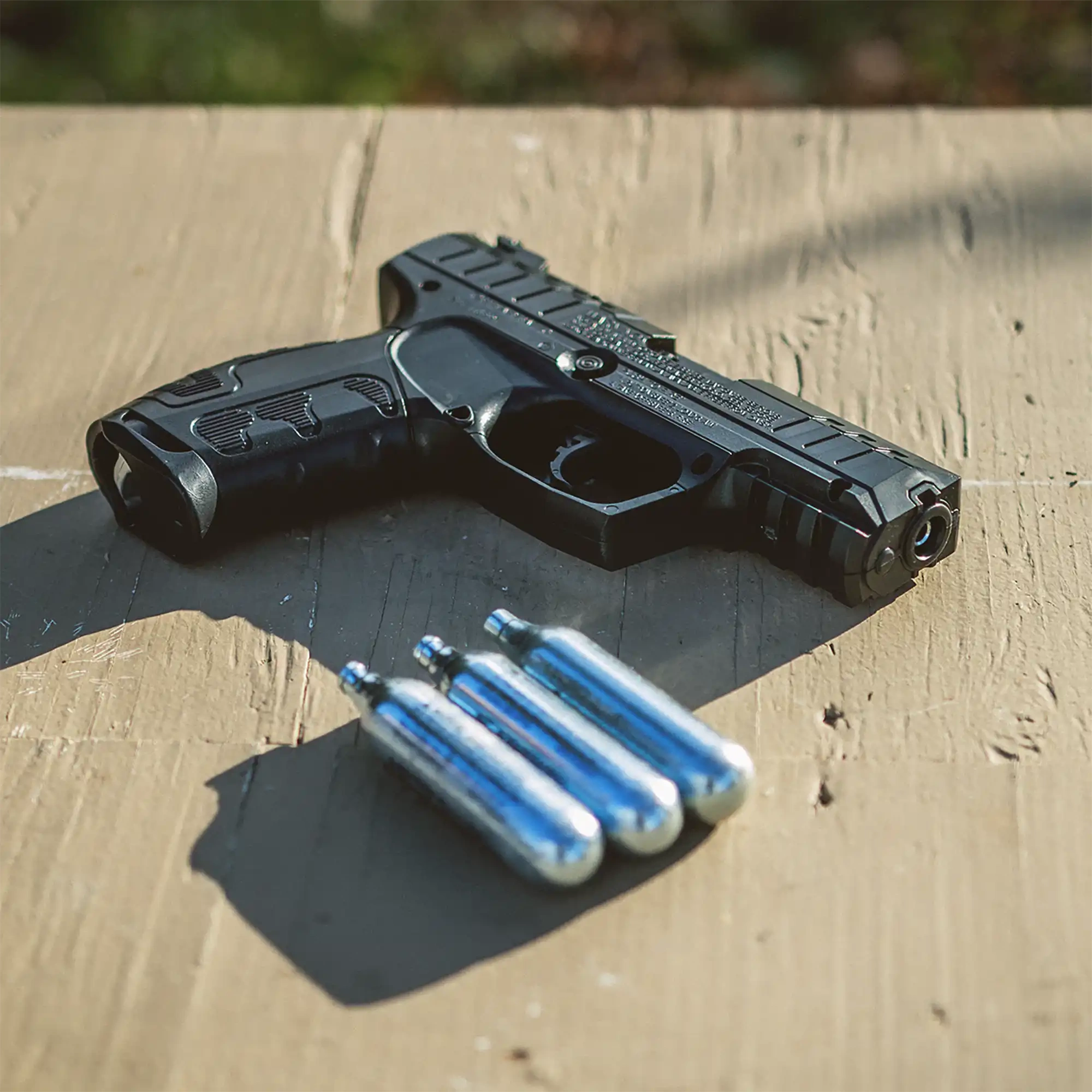 Daisy Model 426 Powerline Co2 BB´s En trevlig luftpistol för nybörjare eller lite yngre skyttar, pålitlig enkel konstruktion för plinking, 15 bb kulor i magasinet ger mer konsekvent skytte, manuell säkring!